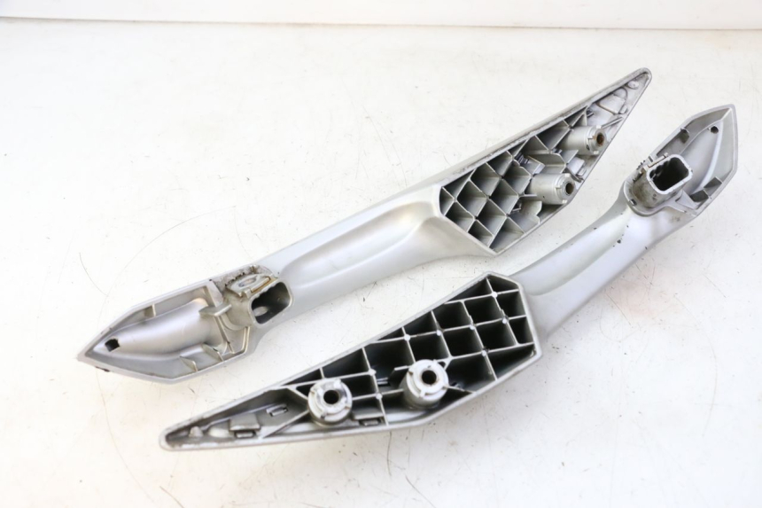 photo de MANIGLIA POSTERIORE PEUGEOT SATELIS 125 (2006 - 2009) - Dettagli dei punti di fissaggio