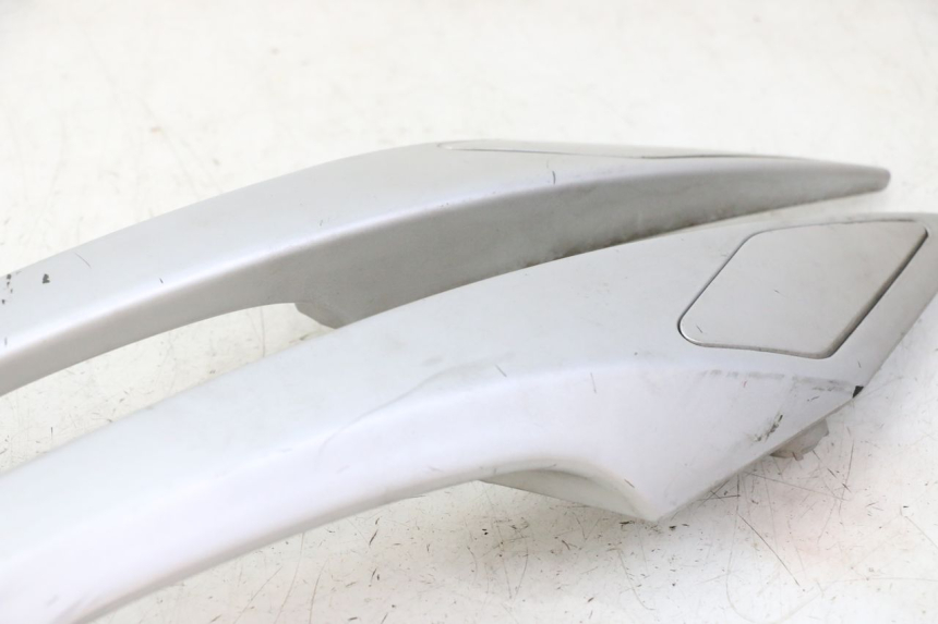 photo de MANIGLIA POSTERIORE PEUGEOT SATELIS 125 (2006 - 2009) - Stato della superficie e materiale