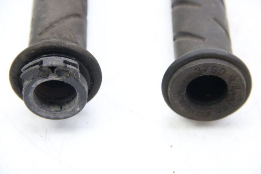 photo de MANOPOLE DEL MANUBRIO PEUGEOT SATELIS COMPRESSOR K15 125 (2006 - 2009) - Zoom sullo stato d'uso