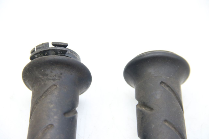 photo de MANOPOLE DEL MANUBRIO PEUGEOT SATELIS COMPRESSOR K15 125 (2006 - 2009) - Altra angolazione