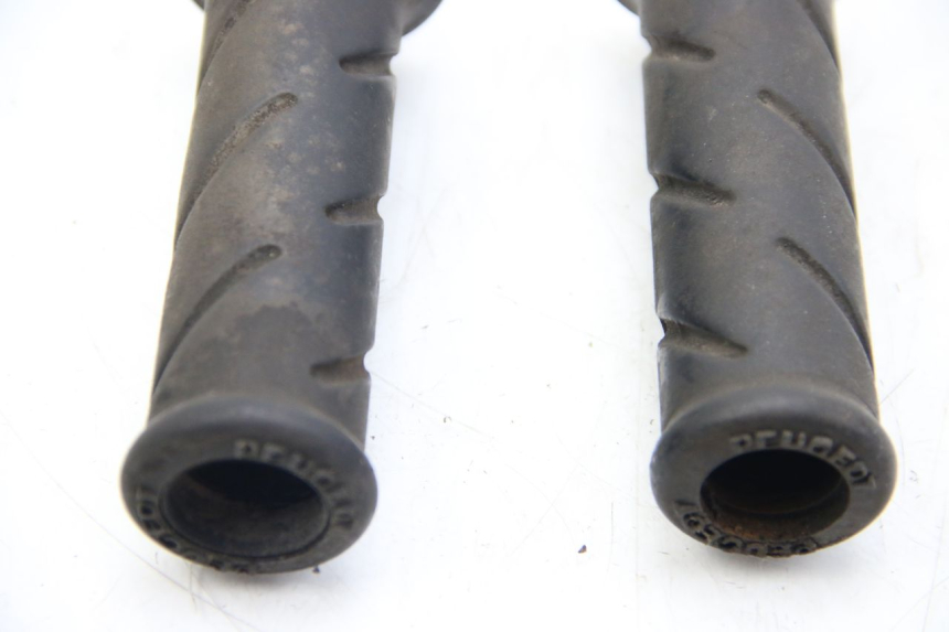 photo de MANOPOLE DEL MANUBRIO PEUGEOT SATELIS COMPRESSOR K15 125 (2006 - 2009) - Primo piano tecnico