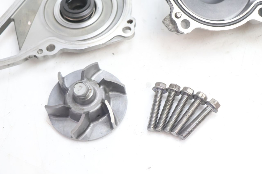 photo de POMPA ACQUA KAWASAKI ER-6 ER6 N 650 (2005 - 2009) - Primo piano tecnico