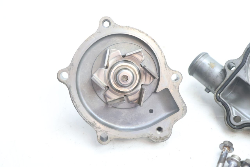 photo de POMPA ACQUA YAMAHA FJR 1300 (2001 - 2005) - Dettagli dei punti di fissaggio