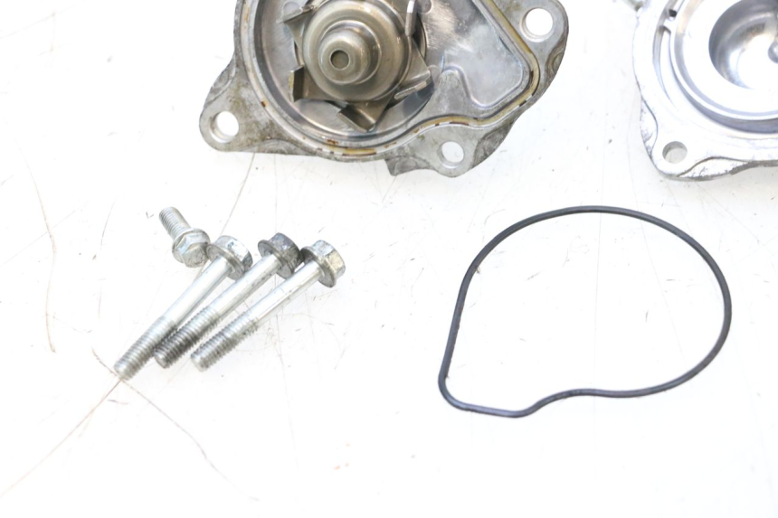 photo de POMPA ACQUA HONDA PCX (JF57/JF64) 125 (2014 - 2018) - Dettagli dei punti di fissaggio