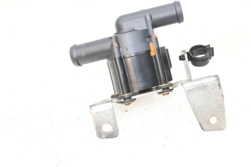 photo de POMPA ACQUA PIAGGIO VESPA GTS SUPER IE 125 (2009 - 2016) - Dettagli dei punti di fissaggio