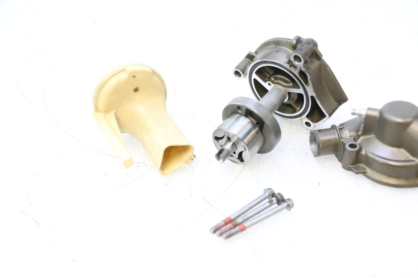 photo de POMPA ACQUA KAWASAKI ZX-6R ZX6R 600 (2000 - 2002) - Primo piano tecnico