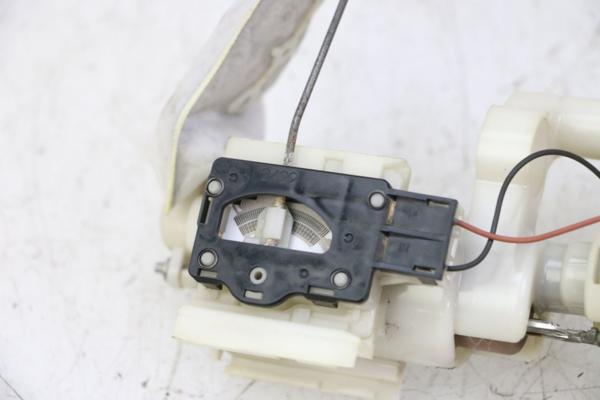 photo de POMPA CARBURANTE SUZUKI BURGMAN 125 (2007 - 2014) - Dettagli dei punti di fissaggio