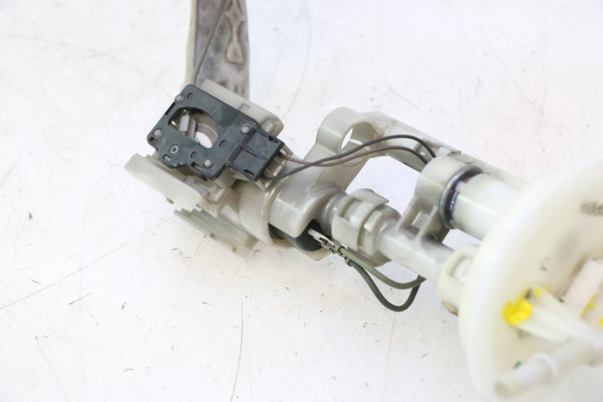 photo de POMPA CARBURANTE SUZUKI BURGMAN 125 (2007 - 2014) - Altra angolazione