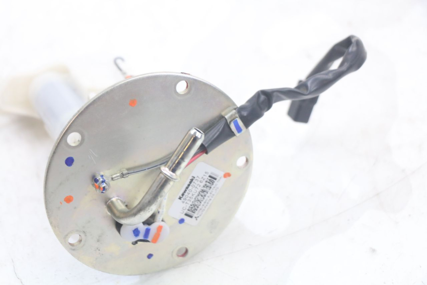 photo de POMPA DEL CARBURANTE KAWASAKI VERSYS ABS 650 (2015 - 2018) - Primo piano tecnico