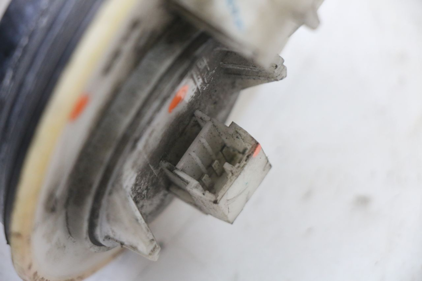 photo de POMPA DEL CARBURANTE YAMAHA X-MAX XMAX ABS 250 (2010 - 2014) - Primo piano tecnico