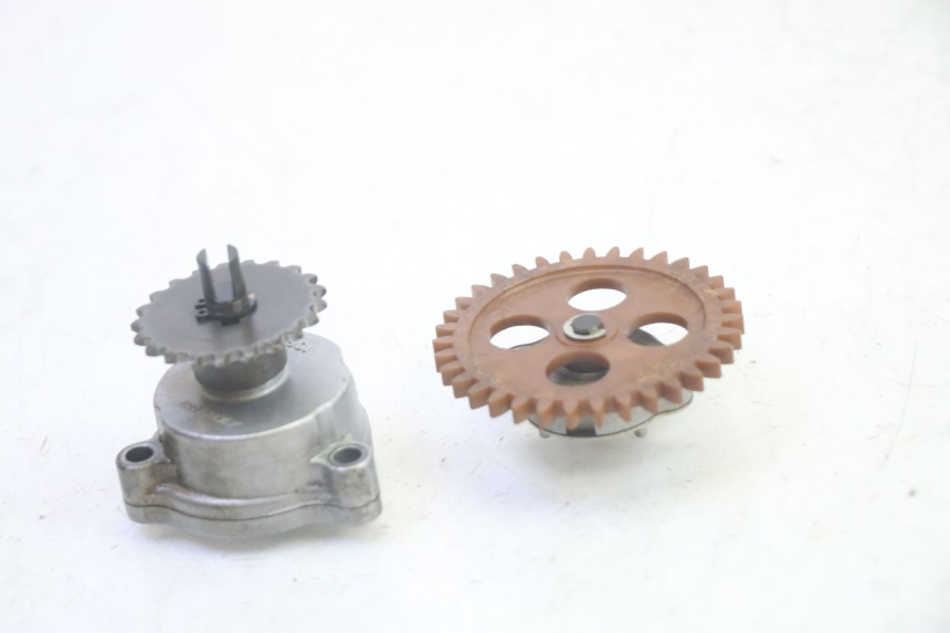 photo de POMPA OLIO SUZUKI BURGMAN EXECUTIVE ABS 650 (2006 - 2012) - Vista principale