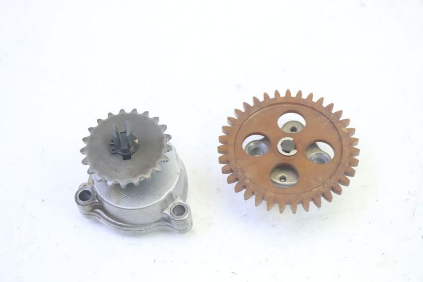 photo de POMPA OLIO SUZUKI BURGMAN EXECUTIVE ABS 650 (2006 - 2012) - Dettaglio del componente