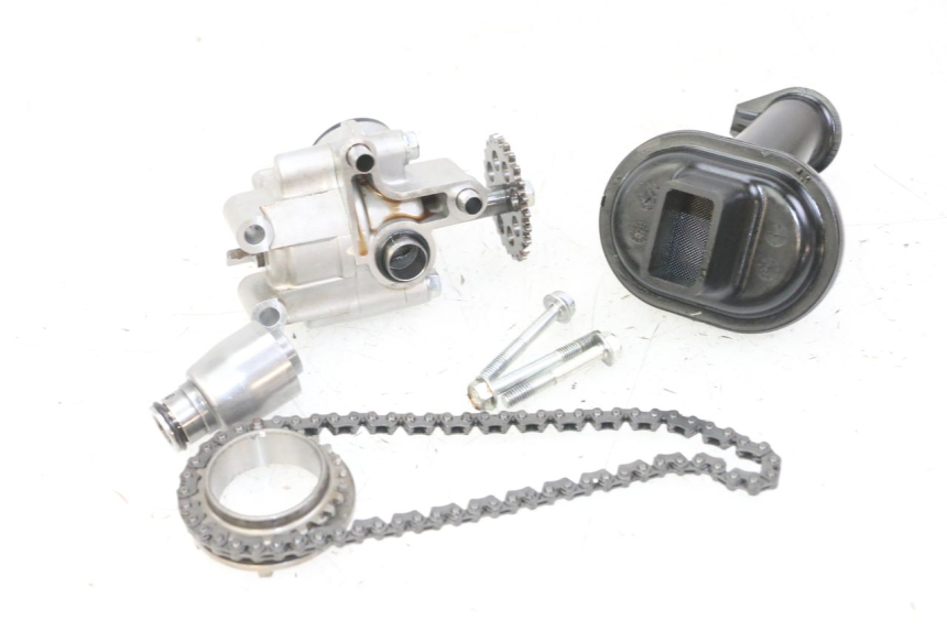 photo de POMPA OLIO HONDA CB R 1000 (2018 - 2023) - Primo piano tecnico