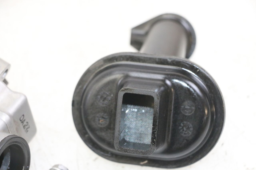 photo de POMPA OLIO HONDA CB R 1000 (2018 - 2023) - Dettagli dei punti di fissaggio