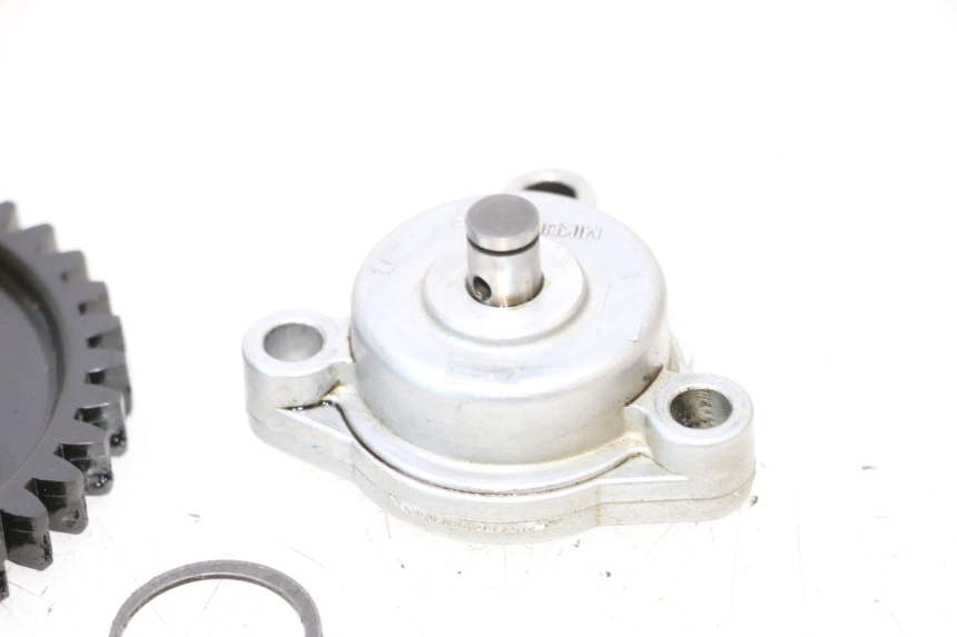 photo de POMPA OLIO PEUGEOT SATELIS COMPRESSOR K15 125 (2006 - 2009) - Primo piano tecnico
