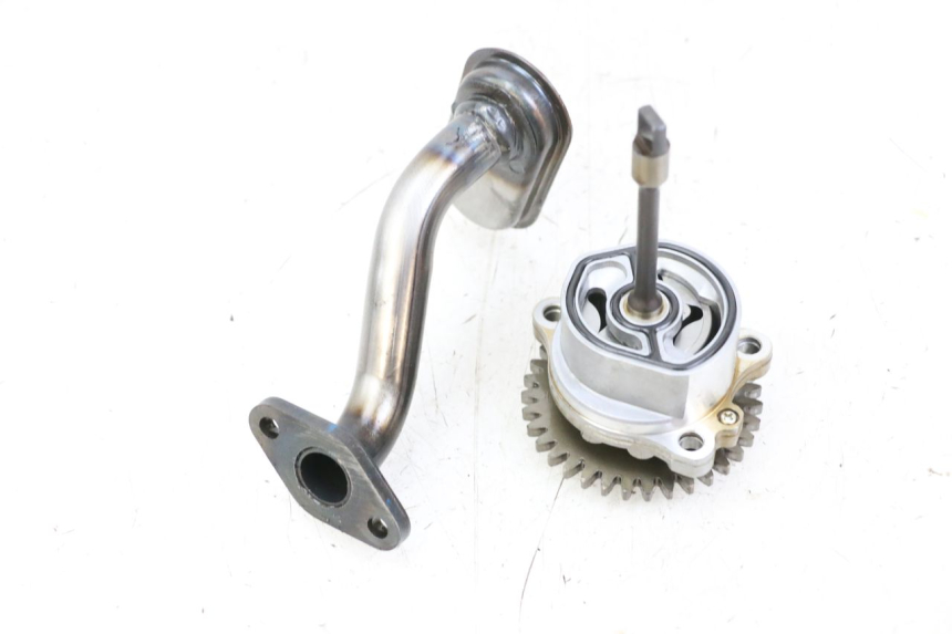 photo de POMPA OLIO SUZUKI GSR 750 (2011 - 2017) - Primo piano tecnico