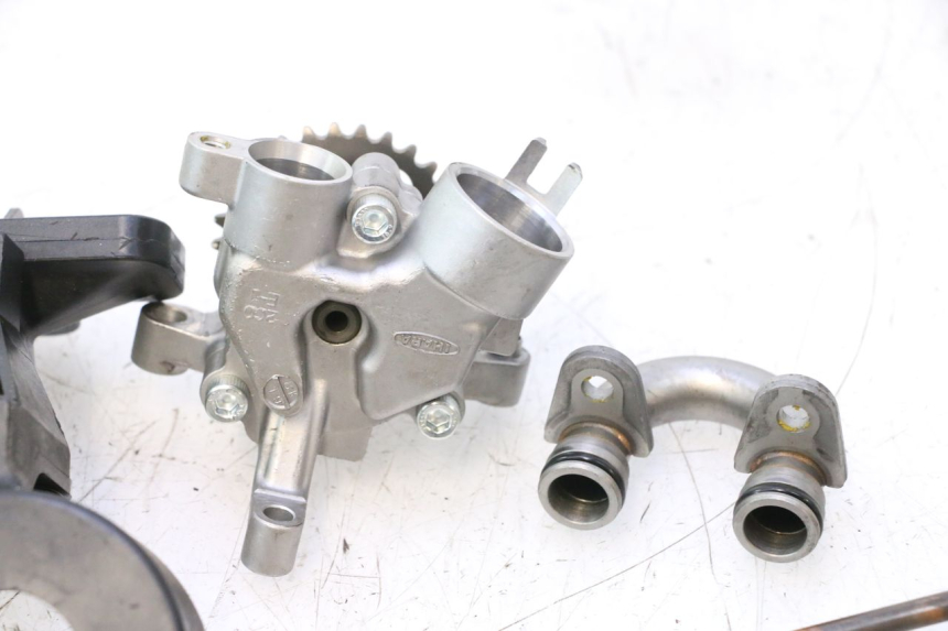 photo de POMPA OLIO YAMAHA YZF R6 600 (2008 - 2009) - Marcature e riferimenti originali