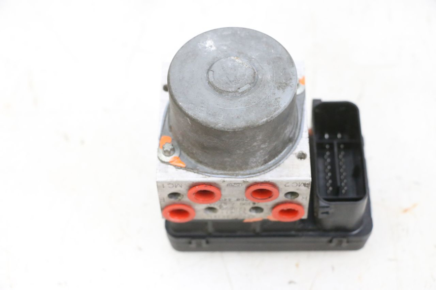 photo de POMPA ABS SUZUKI BURGMAN 650 (2013 - 2020) - Dettagli dei punti di fissaggio