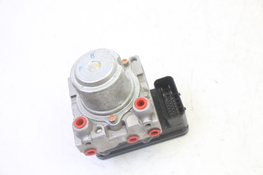 photo de POMPA ABS HONDA FES S-WING SWING ABS 125 (2007 - 2015) - Primo piano tecnico