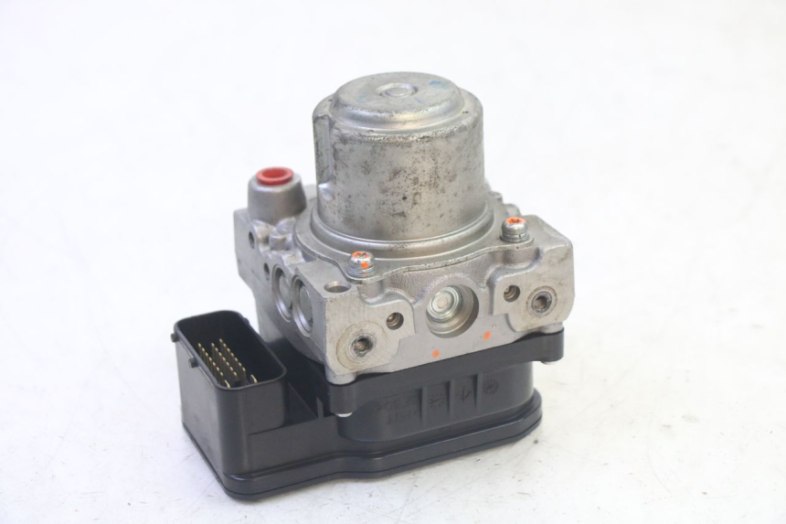 photo de POMPA ABS HONDA FES S-WING SWING ABS 125 (2007 - 2015) - Primo piano tecnico