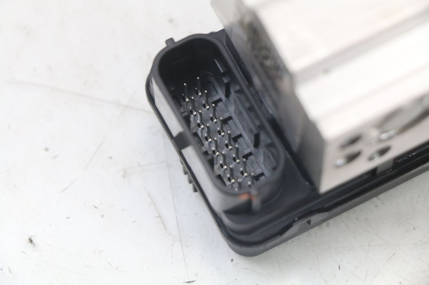 photo de POMPA ABS ROYAL ENFIELD CONTINENTAL GT 650 (2019 - 2024) - Primo piano tecnico