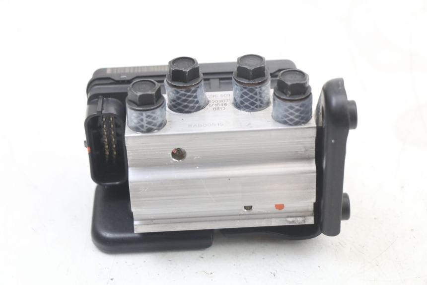 photo de POMPA ABS ROYAL ENFIELD SCRAM 411 (2022 - 2024) - Primo piano tecnico