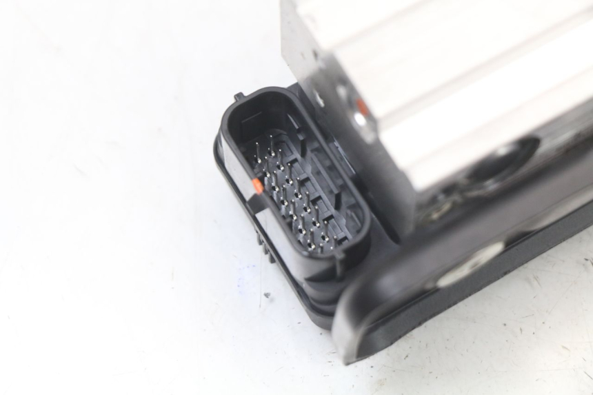 photo de POMPA ABS ROYAL ENFIELD SCRAM 411 (2022 - 2024) - Dettagli dei punti di fissaggio