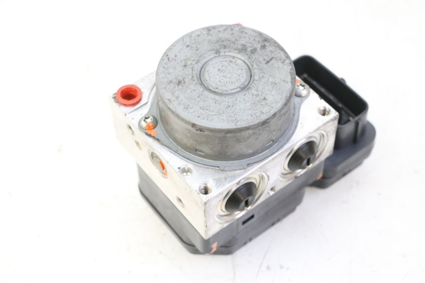 photo de POMPA ABS YAMAHA XJ6 ABS 600 (2008 - 2016) - Primo piano ad alta risoluzione