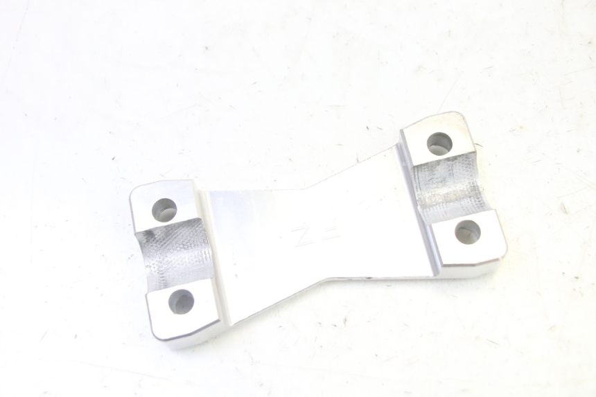 photo de PONTET DEL MANUBRIO YAMAHA FZ6 N FAZER 600 (2004 - 2006) - Zoom sullo stato d'uso