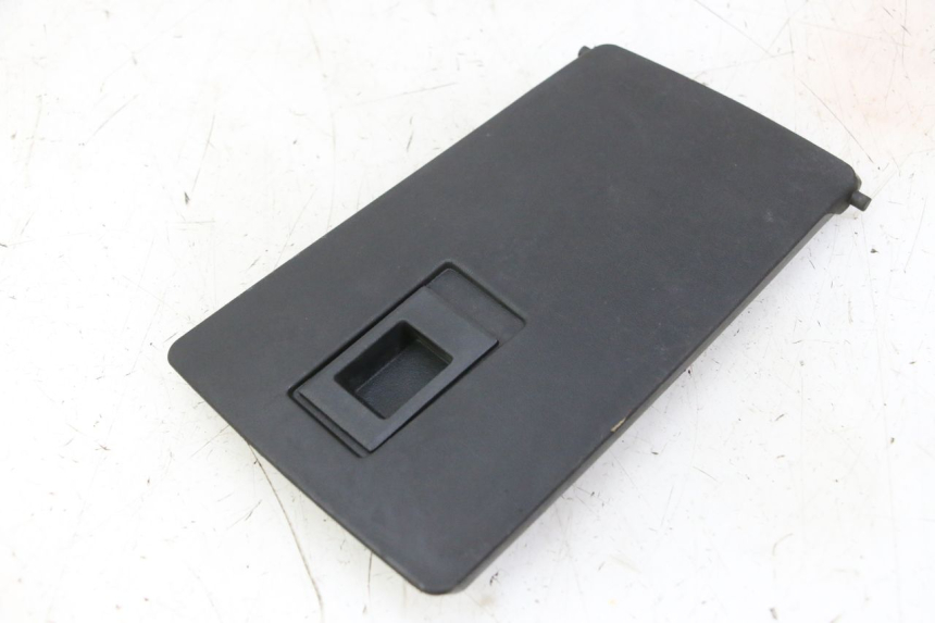 photo de PORTAOGGETTI GUANTIERA PEUGEOT CITYSTAR 50 (2013 - 2017) - Zoom sullo stato d'uso