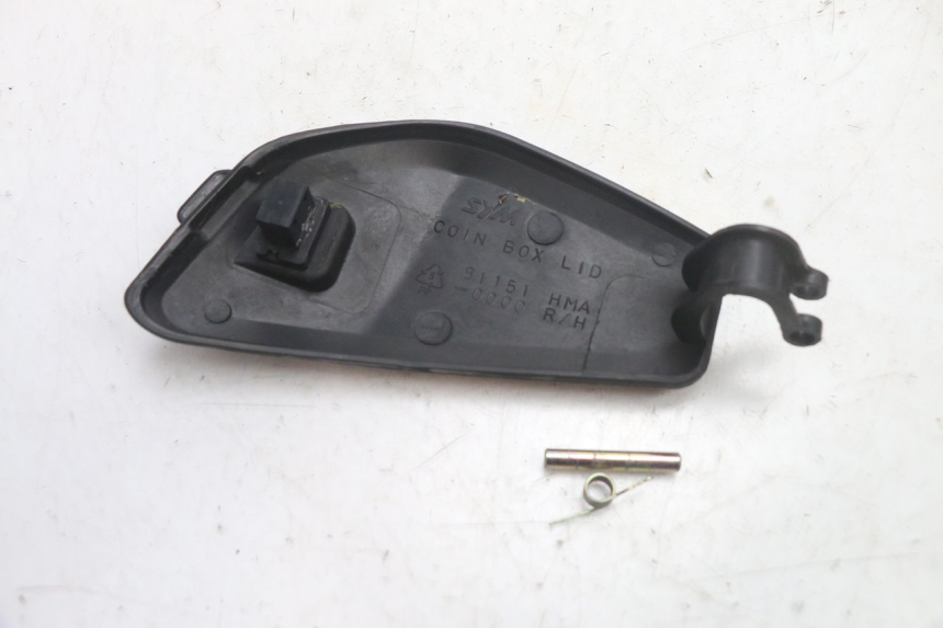 photo de Porta guanti box SYM GTS EVO 125 (2009 - 2013) - Zoom sullo stato d'uso