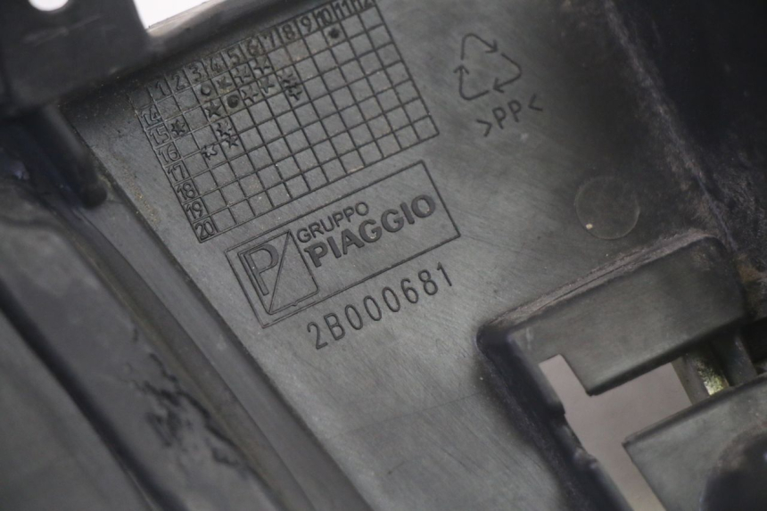 photo de PORTA OGGETTI PIAGGIO MP3 500 (2016 - 2018) - Dettagli dei punti di fissaggio