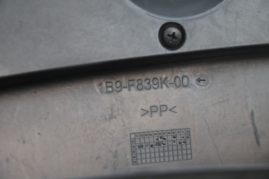 photo de PORTAOGGETTI GUANTIERA YAMAHA XMAX X-MAX 125 (2006 - 2009) - Stato della superficie e materiale