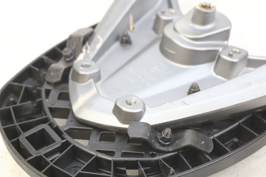 photo de PORTE PACCHETTO KYMCO AGILITY 16+ 4T 50 (2018 - 2023) - Dettagli dei punti di fissaggio