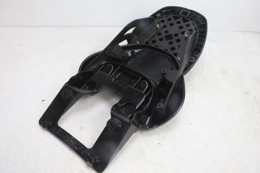 photo de PORTE PACCHETTO YAMAHA YP MAJESTY 125 (2007 - 2010) - Dettagli dei punti di fissaggio