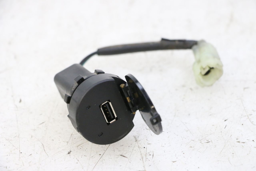 photo de PRESA ACCENDISIGARI SYM JOYMAX 125 (2010 - 2017) - Altra angolazione