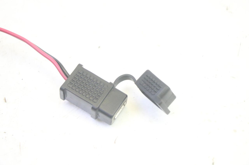 photo de PRESA ACCENDISIGARI PIAGGIO MP3 HPE 350 (2018 - 2020) - Dettaglio del componente