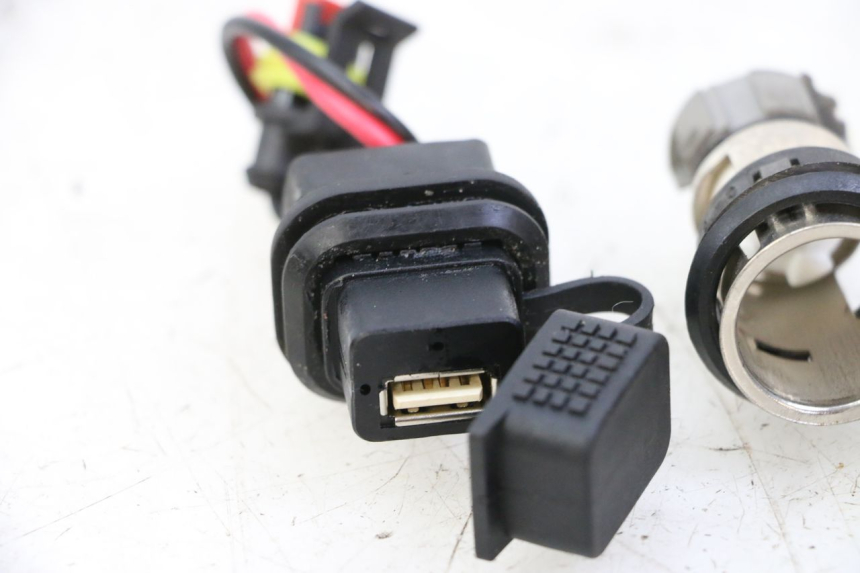 photo de PRESA ACCENDISIGARI PIAGGIO MP3 500 (2014 - 2017) - Zoom sullo stato d'uso