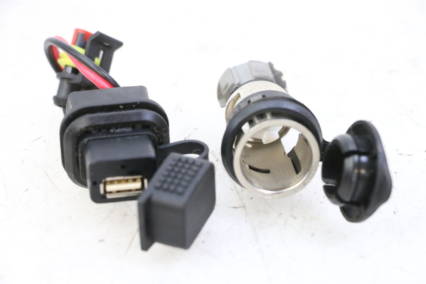 photo de PRESA ACCENDISIGARI PIAGGIO MP3 500 (2014 - 2017) - Altra angolazione