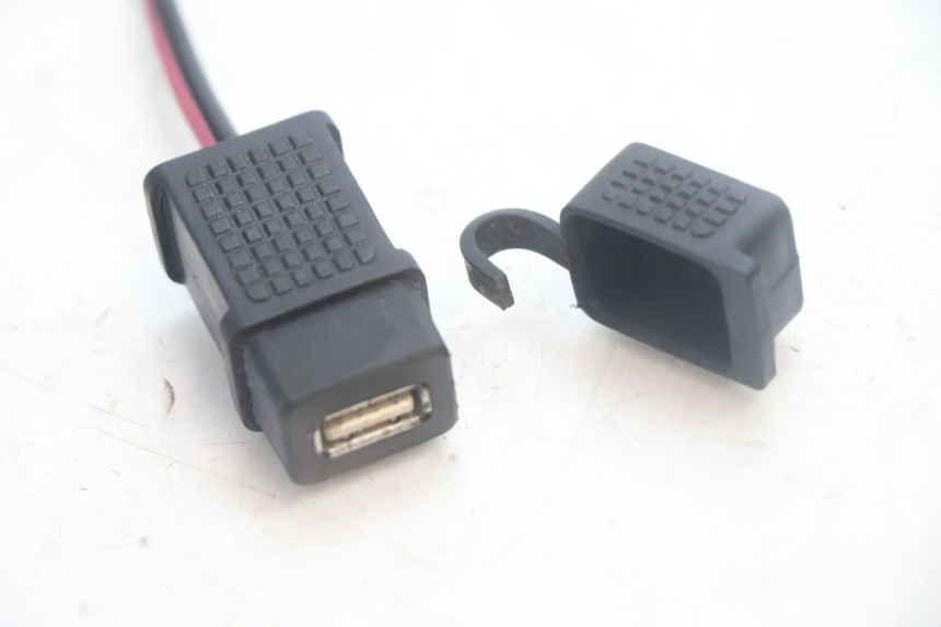 photo de PRESA USB PIAGGIO MP3 500 (2016 - 2018) - Dettagli dei punti di fissaggio