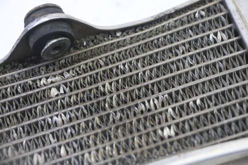 photo de RADIATORE DESTRO YAMAHA YZ 125 (1998 - 2005) - Stato della superficie e materiale