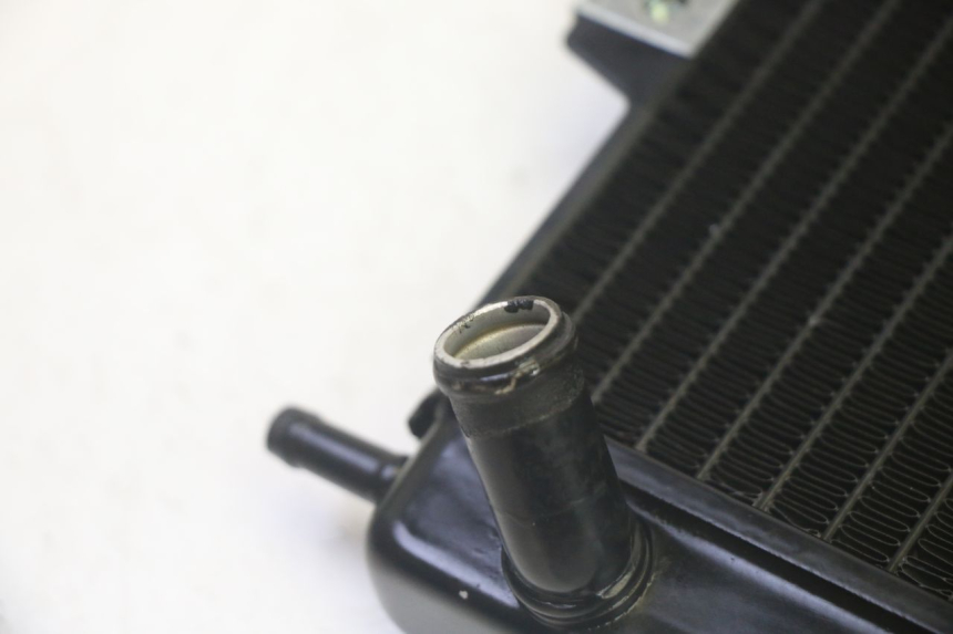 photo de RADIATORE PIAGGIO MP3 HPE 350 (2018 - 2020) - Dettagli dei punti di fissaggio