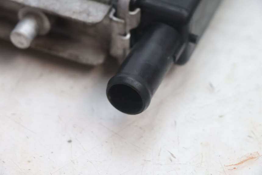 photo de RADIATORE PEUGEOT SATELIS 125 (2013 - 2018) - Marcature e riferimenti originali