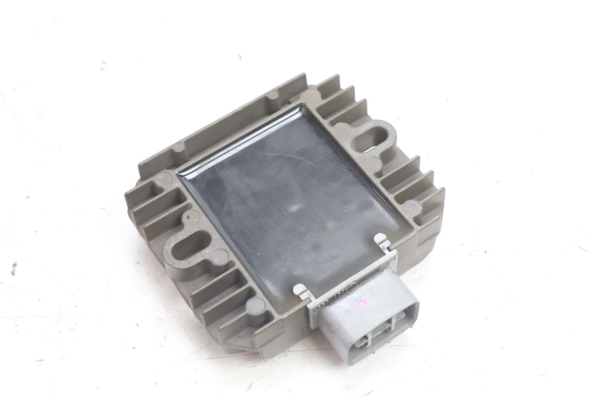 photo de REGOLATORE DI CARICA SUZUKI BURGMAN 125 (2007 - 2014) - Altra angolazione