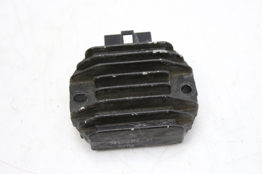 photo de REGOLATORE DI CARICA YAMAHA BW'S BWS 125 (2010 - 2013) - Primo piano tecnico