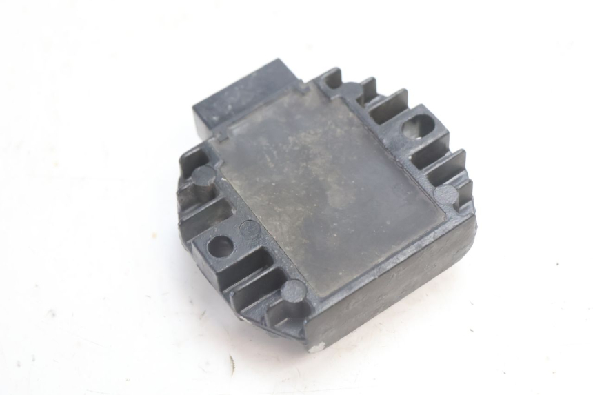 photo de REGOLATORE DI CARICA YAMAHA BW'S BWS 125 (2010 - 2013) - Primo piano tecnico