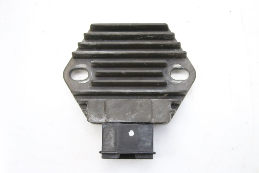 photo de REGOLATORE DI CARICA HONDA CBF 500 (2004 - 2007) - Primo piano tecnico