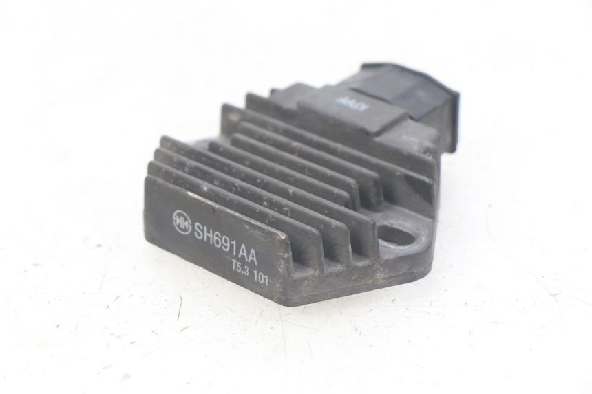 photo de REGOLATORE DI CARICA HONDA CBR R 125 (2003 - 2006) - Altra angolazione