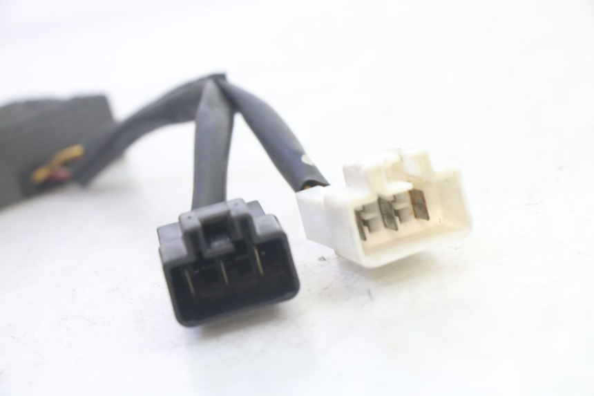 photo de REGOLATORE DI CARICA HONDA FES S-WING SWING ABS 125 (2007 - 2015) - Primo piano tecnico