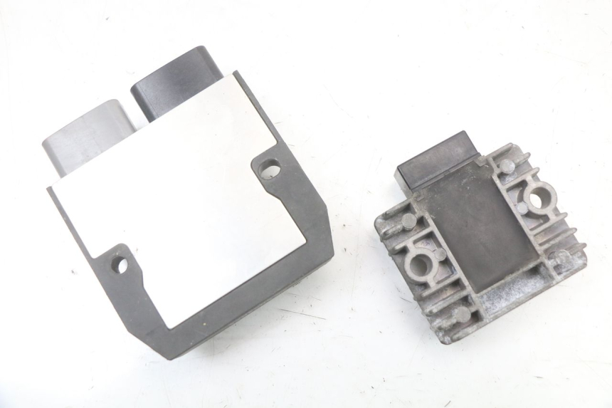 photo de REGOLATORE DI CARICA YAMAHA FJR ABS 1300 (2006 - 2012) - Altra angolazione